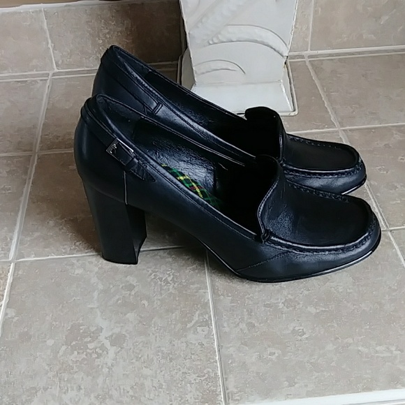 SOLD!!!TOMMY GIRL LEATHER HEELS - Picture 2 of 3